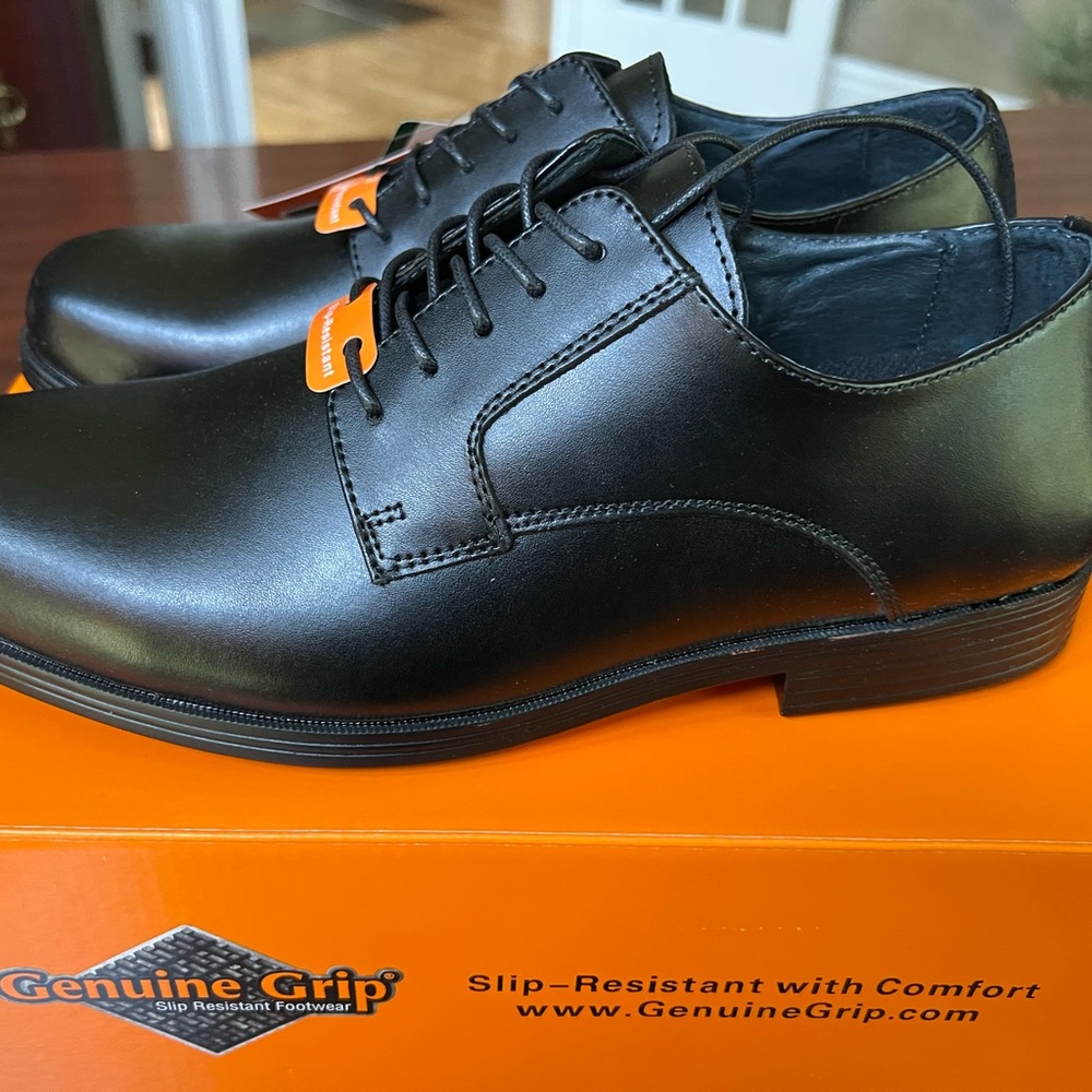 Men’s size 9 Lace slip resistant sole dress shoes